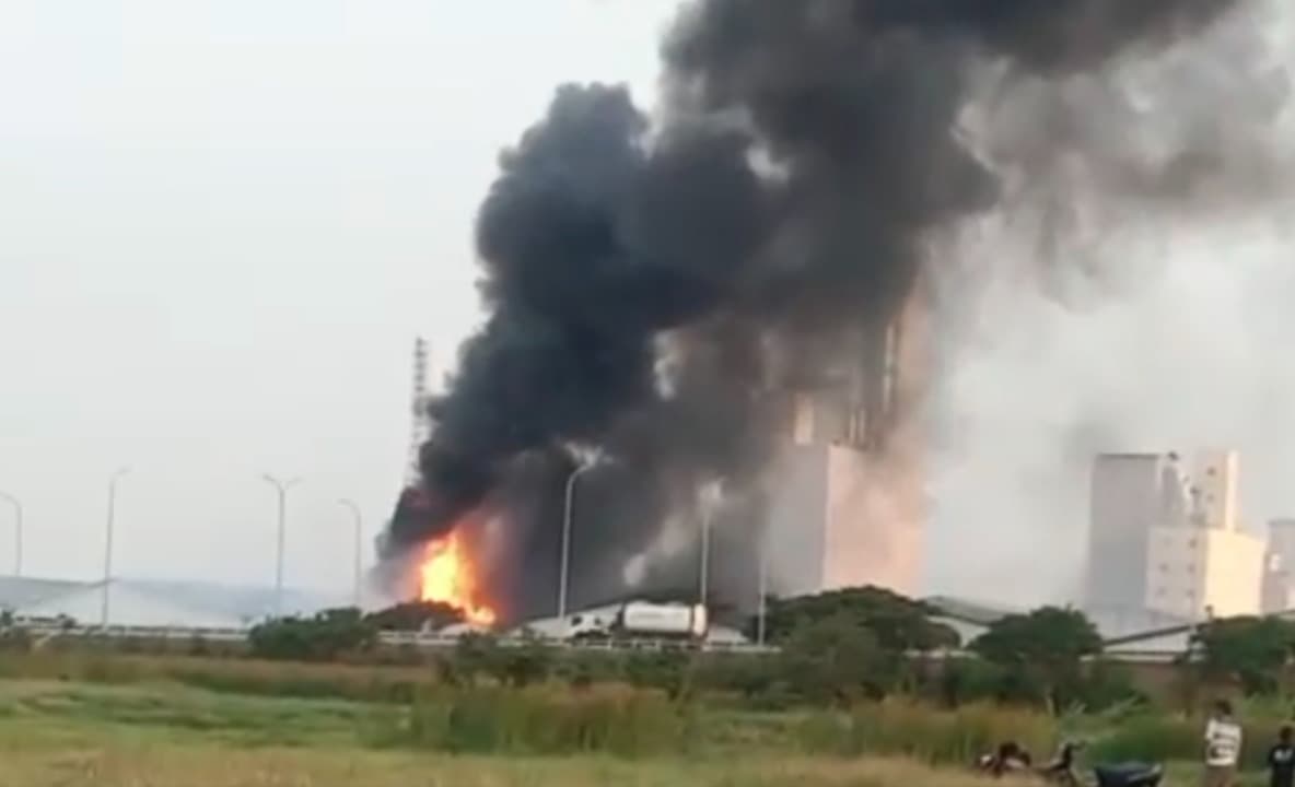 Gudang Bahan Baku Deterjen PT Wings di Driyorejo Gresik Terbakar