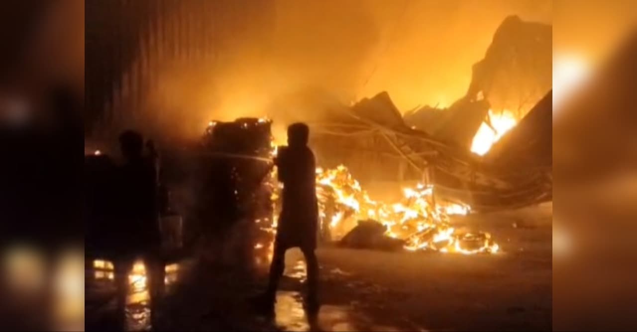 Gudang Tembakau Pabrik Rokok di Jabon Terbakar, 5 Unit Damkar Diterjunkan