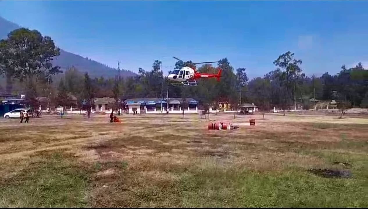 Helikopter Water Bombing Tiba di Ijen, Pemadaman Karhutla Dilakukan dari Udara