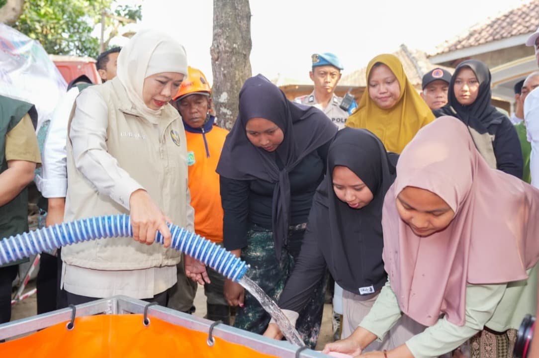 Gubernur Khofifah Salurkan Bantuan Air Bersih untuk 19.837 Warga Terdampak Kekeringan di Pasuruan