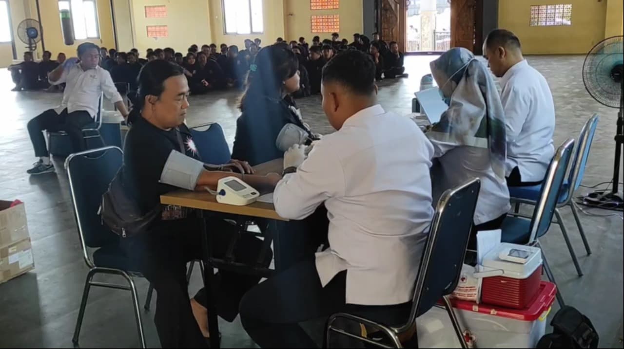 Wujudkan Ajaran Memayu Hayuning Bawono, Ratusan Warga PSHT Kota Kediri Gelar Aksi Kemanusiaan di HUT Ke-104