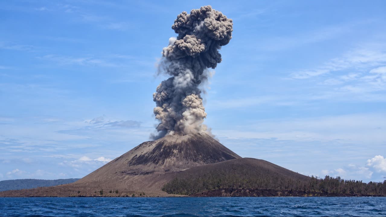 Empat Gunung Api Erupsi Bersamaan, Apa Penyebabnya?