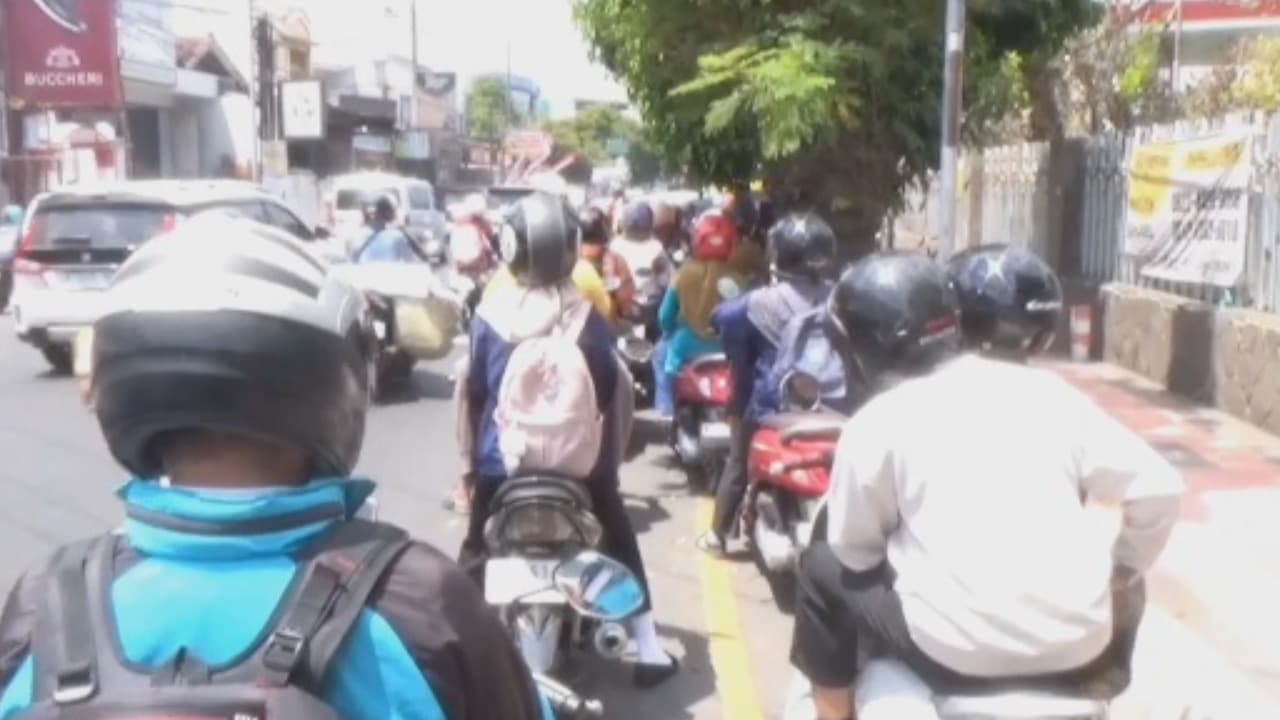 Antrean BBM Mengular Di Sejumlah SPBU