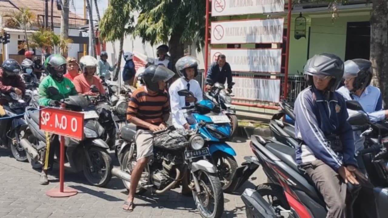 BBM Langka, Antrean Kendaraan Mengular
