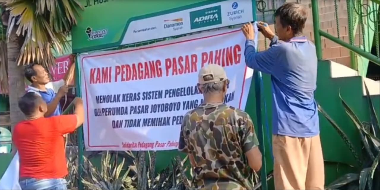 Protes Pedagang Pasar Pahing Memanas, Spanduk Penolakan Perumda Joyoboyo Terpasang