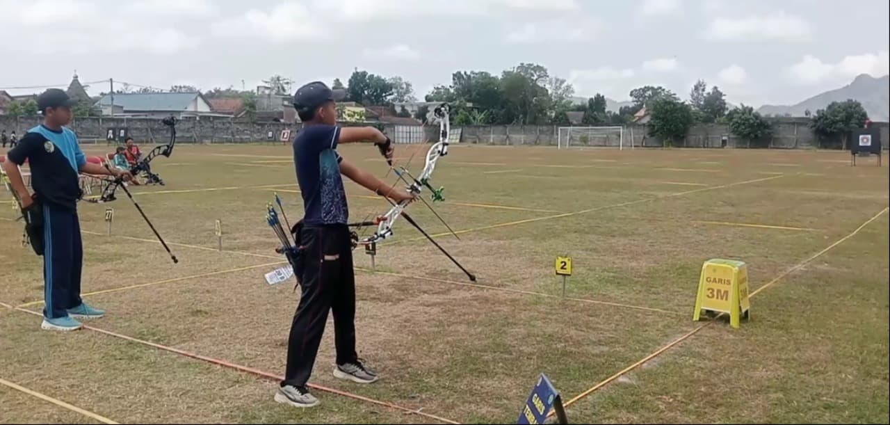 Bidik Prestasi Nasional, Ratusan Pelajar Tulungagung Tarung di Kejurkab Panahan