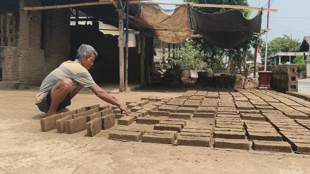 Kemarau di Magetan Jadi Berkah Pengrajin Batu Bata
