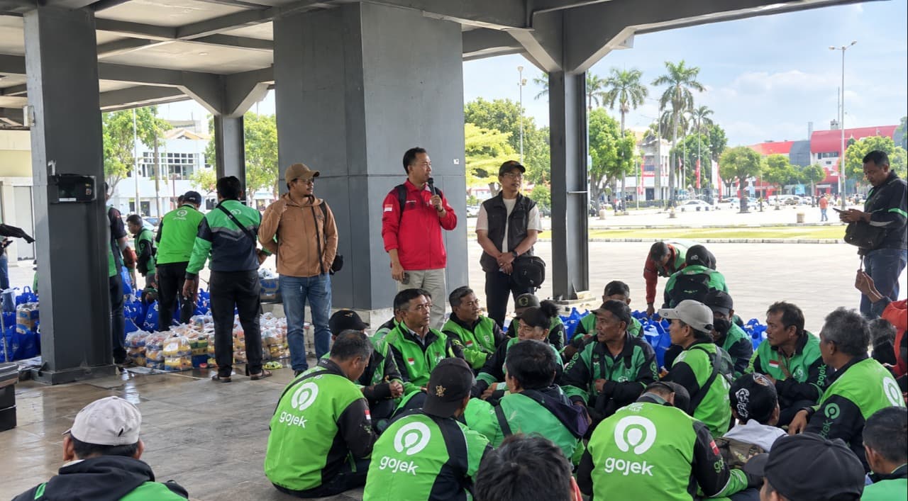 Mantan Driver Ojol Bagikan 200 Paket Bantuan untuk Mitra Ojol di Jember