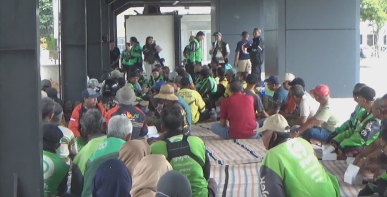 Aksi Sosial, Mantan Driver Ojol Berbagi Sembako untuk Lansia dan Janda