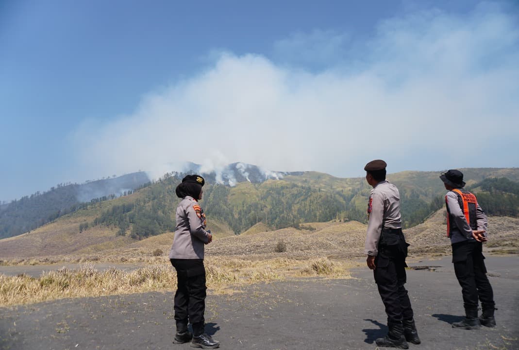 Kebakaran Kawasan Bromo Meluas ke Bukit Teletubbies, Tim Gabungan Gunakan Water Bombing