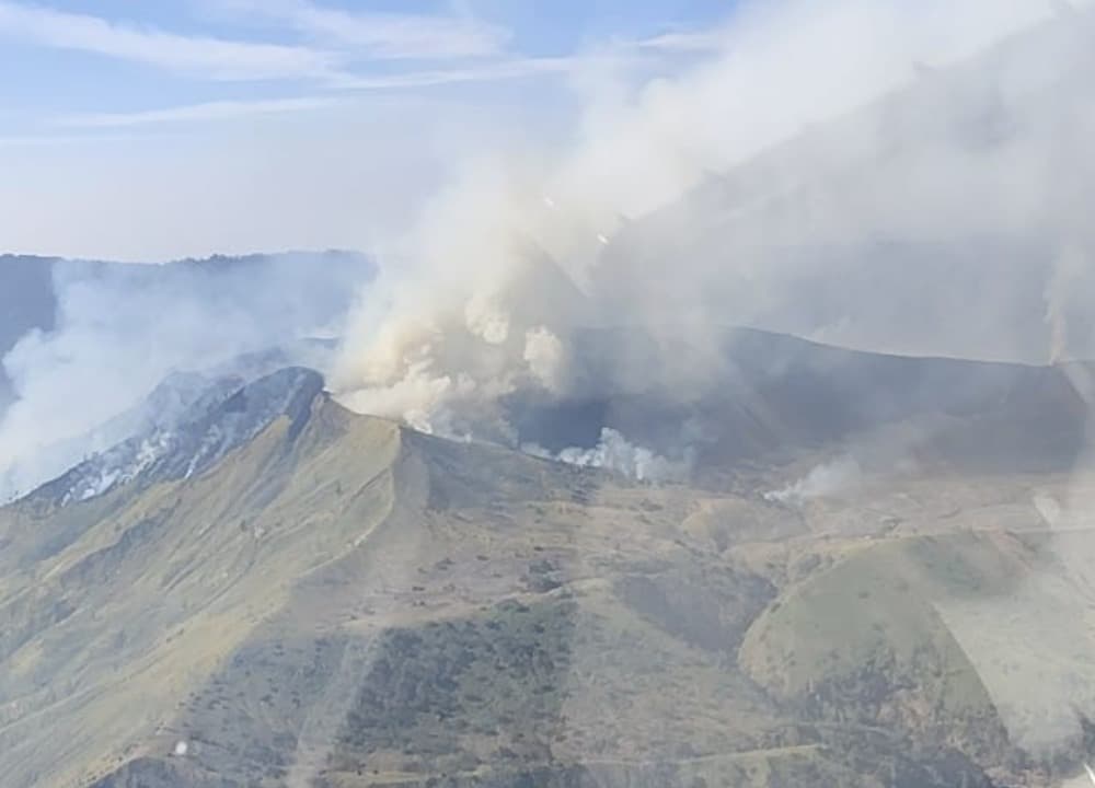 Gunung Bromo Terbakar Lagi, Tim BPBD Jatim Kerahkan Water Bombing Lagi