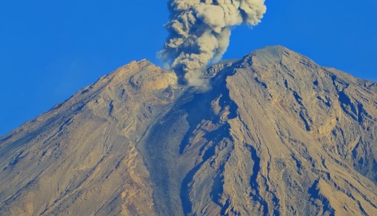 Semeru Erupsi, Abu Capai 1.000 Meter dan Terdengar Dentuman