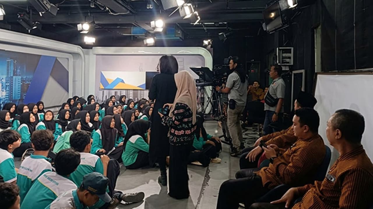Siswa SMK NU Hasyim Asy'ari Tegal Belajar Dunia Televisi di JTV