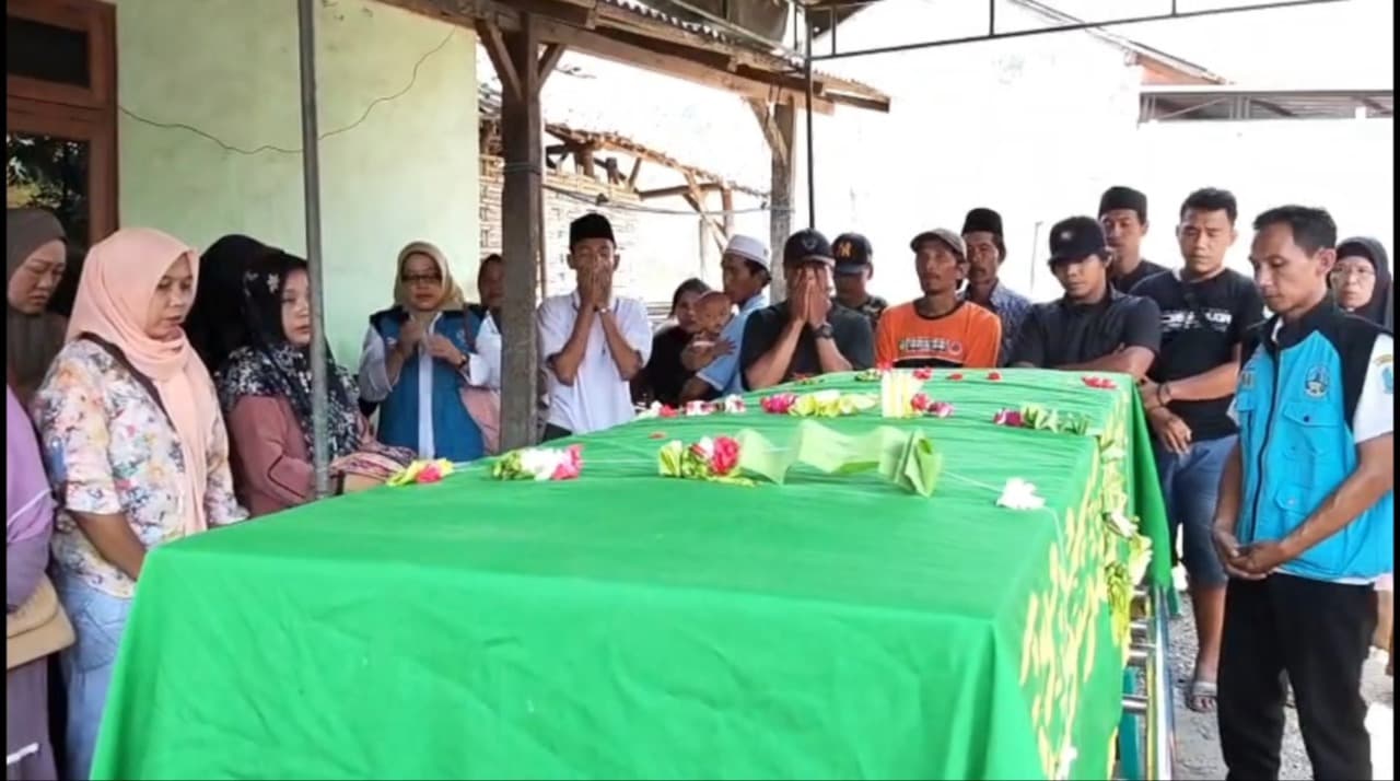 Isak Tangis Sambut Kedatangan Jenazah Deni, Korban Tragedi KMP Virgo Transport 8 di Purwoasri