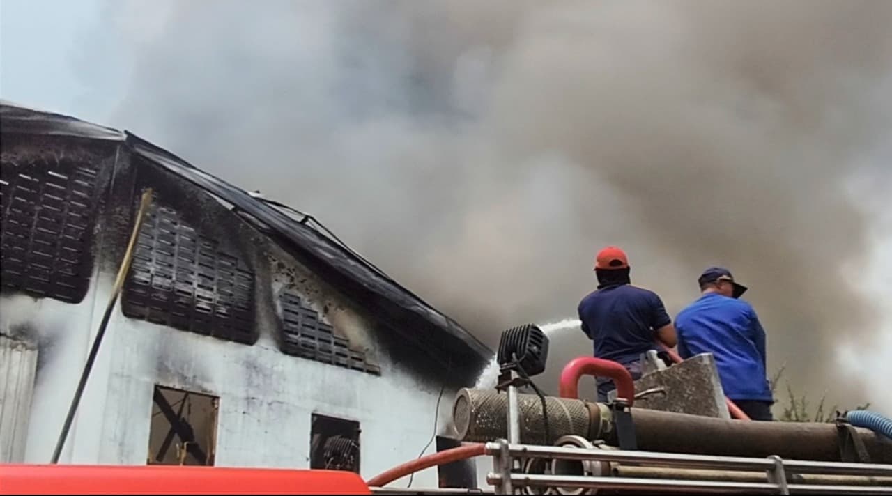 Pabrik Sepatu di Dlanggu Mojokerto Terbakar, Karyawan Panik Menyelamatkan Diri