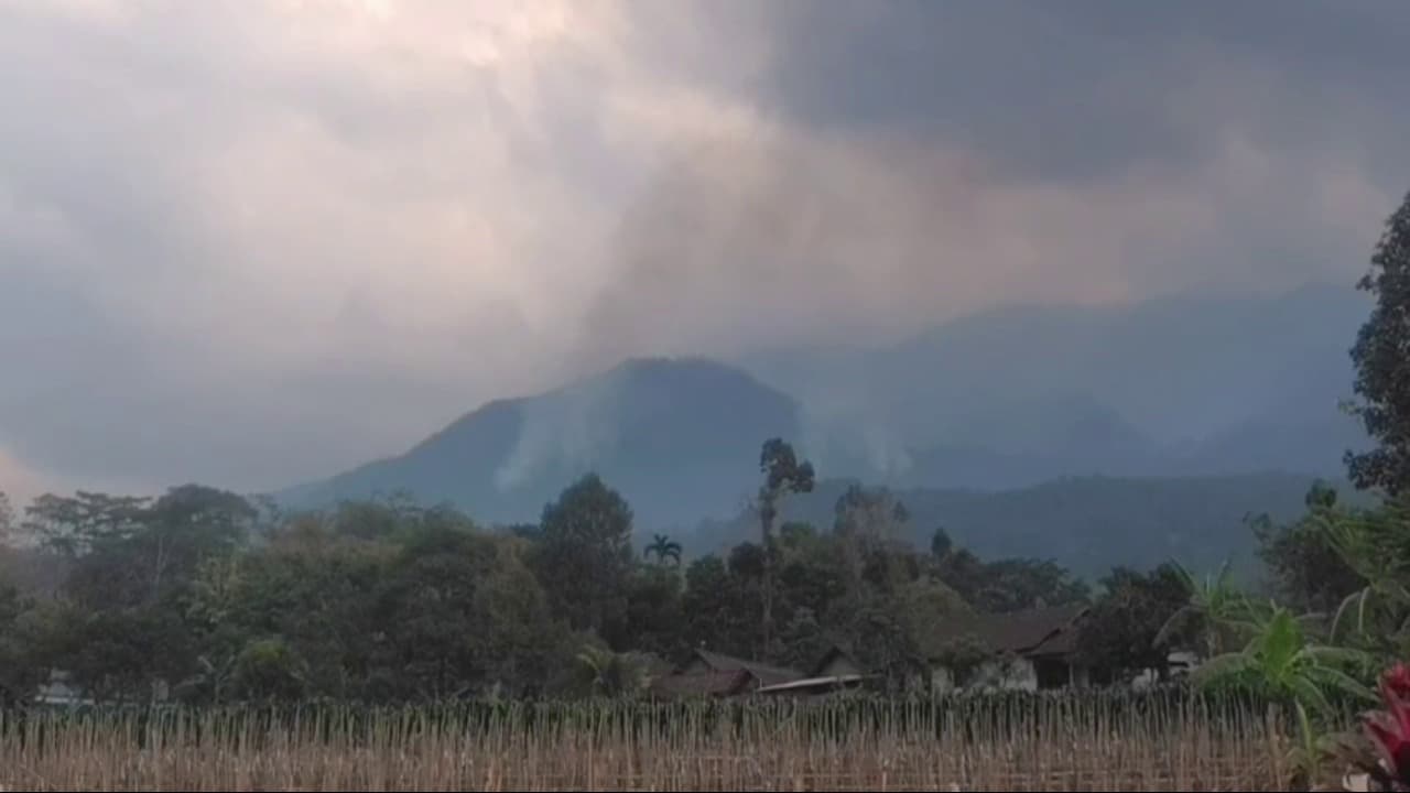 Empat Titik Api Masih Terpantau di Lereng Gunung Lawu Wilayah Ngawi