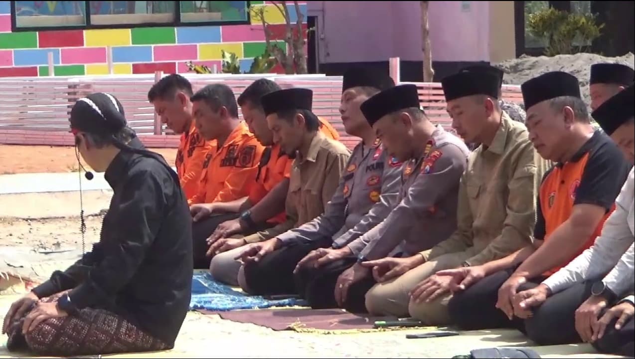 Petugas Gabungan dan Masyarakat Gelar Salat Istisqa di Posko Karhutla Gunung Lawu