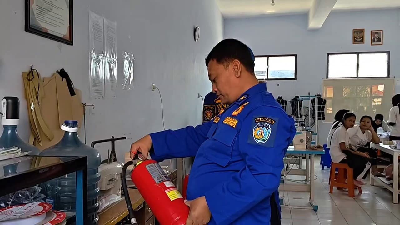 Antisipasi Kebakaran, Damkar Cek APAR di Sekolah