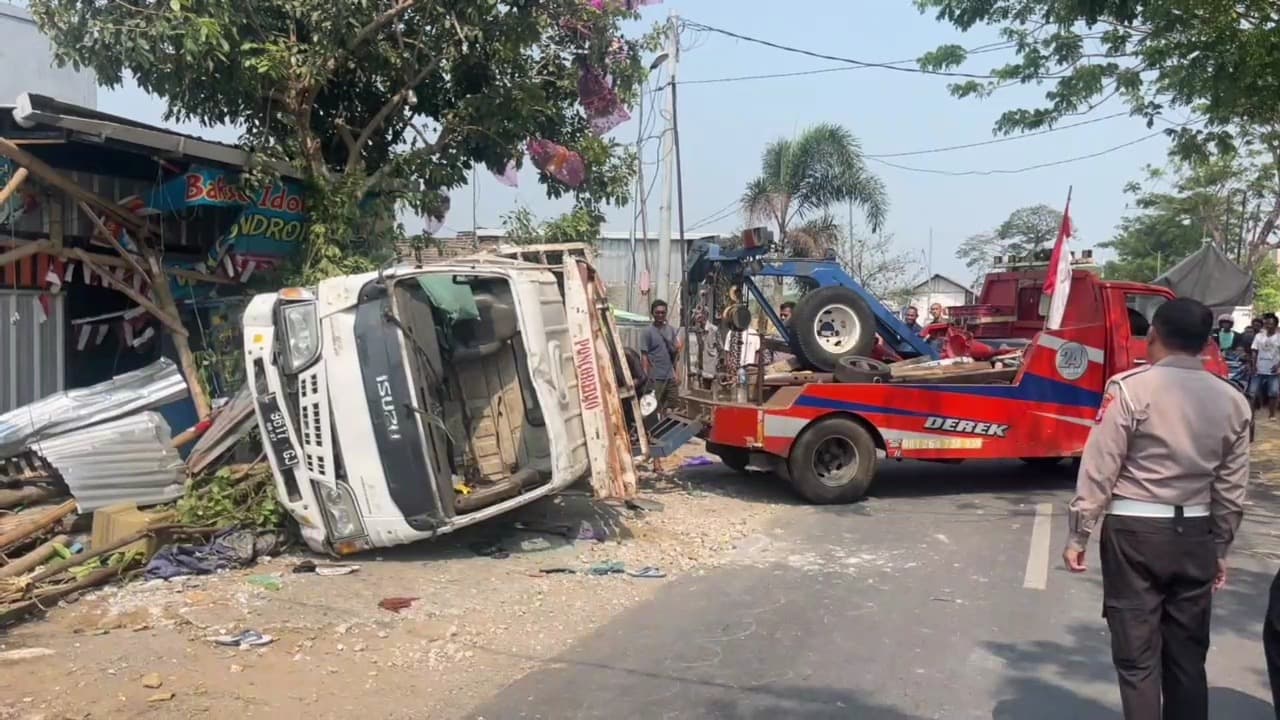 Truk Angkut Pekerja Proyek Terguling Tabrak Warung, 1 Tewas 7 Luka