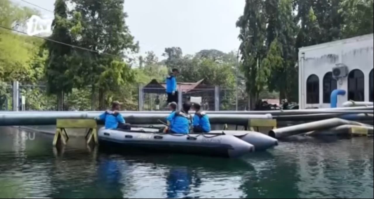 Sambut Hari Jadi ke-81 Jatim, Dinas PU SDA dan TNI AL Bersihkan Dasar Mata Air Umbulan