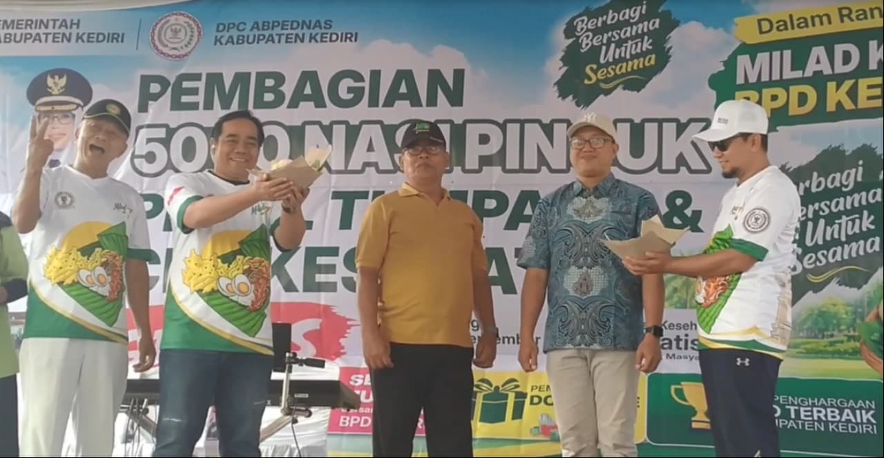 Ribuan Warga Serbu 5.000 Pincuk Pecel Tumpang Gratis di Simpang Lima Gumul Kediri
