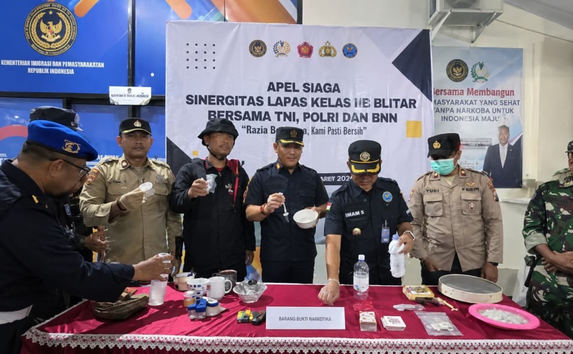 Petugas Gabungan Gelar Razia Mendadak di Lapas Blitar, 13 Kamar Hunian Digeledah