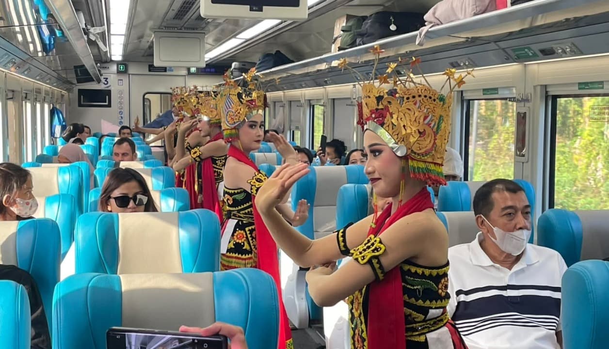 Sensasi 'Gandrung On Train', Perjalanan Kereta ke Ketapang Disemarakkan Tarian Khas Banyuwangi