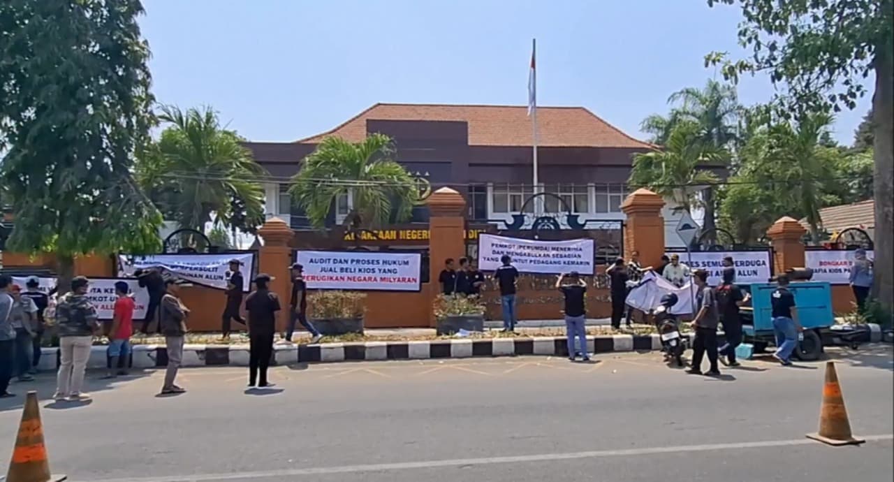 Tagih Janji kejaksaan, Warga Kediri Gruduk Kantor Kejari Soal Kios Pasar dan Alun-Alun Mangkrak