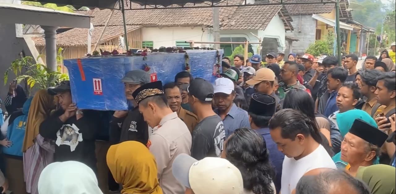 Tangis Keluarga Iringi Pemakaman Susanto, Korban Tragedi KM Virgo Transport 8 Asal Blitar