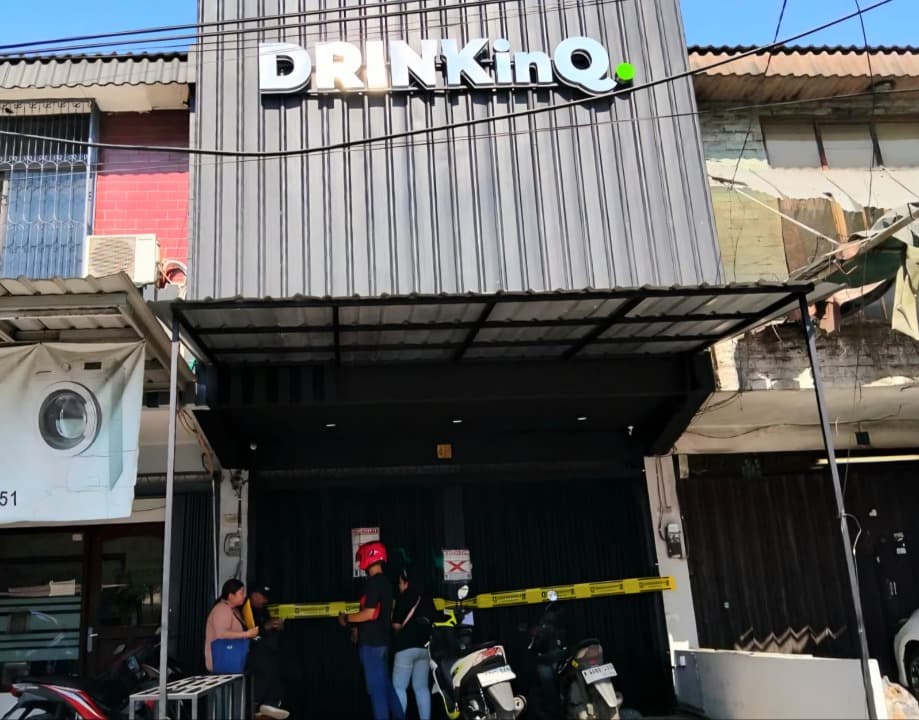 Pemkot Surabaya Segel Toko Miras Ilegal DrinkinQ di Barata Jaya