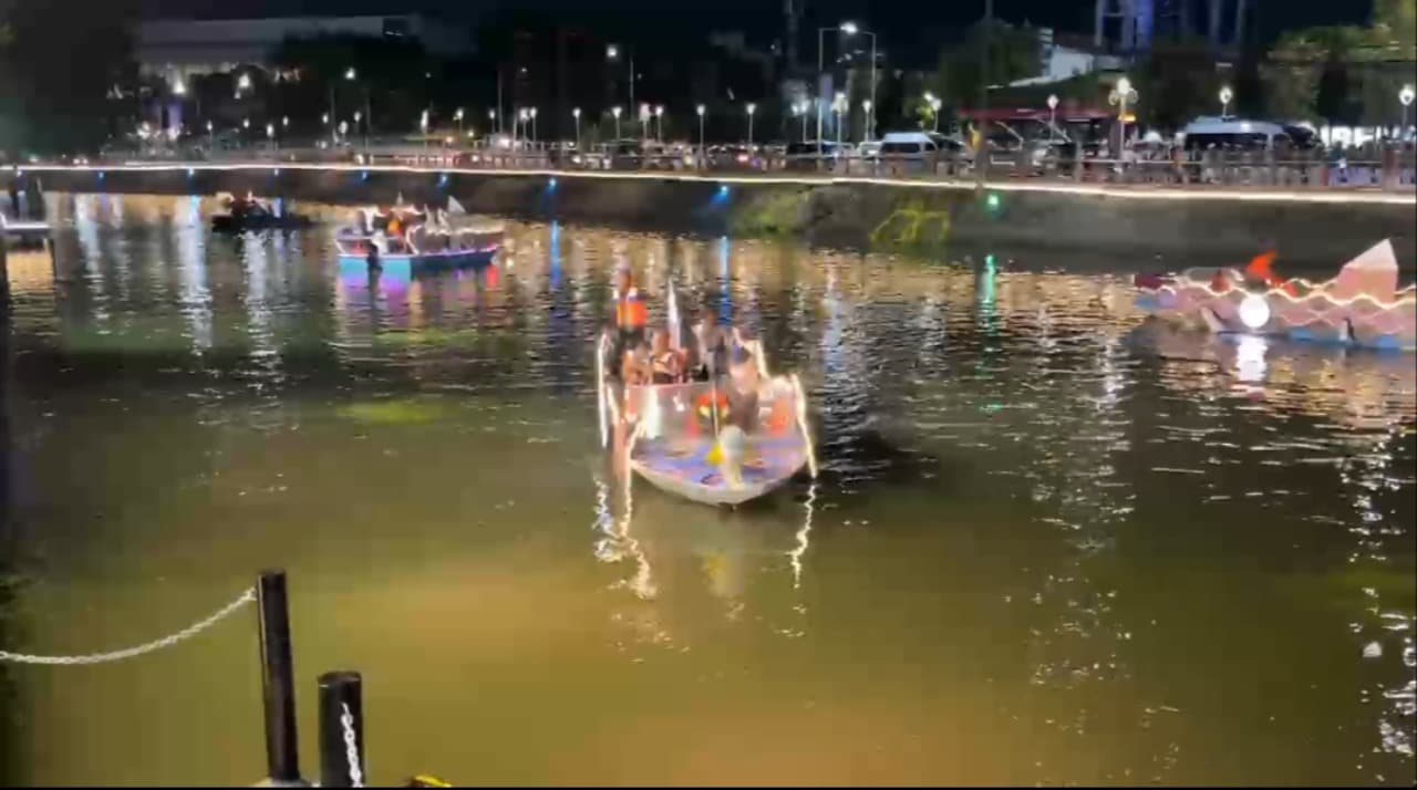 Meriahkan Hari Batik Nasional, 10 Perahu Bermotif Batik Susuri Sungai Kalimas