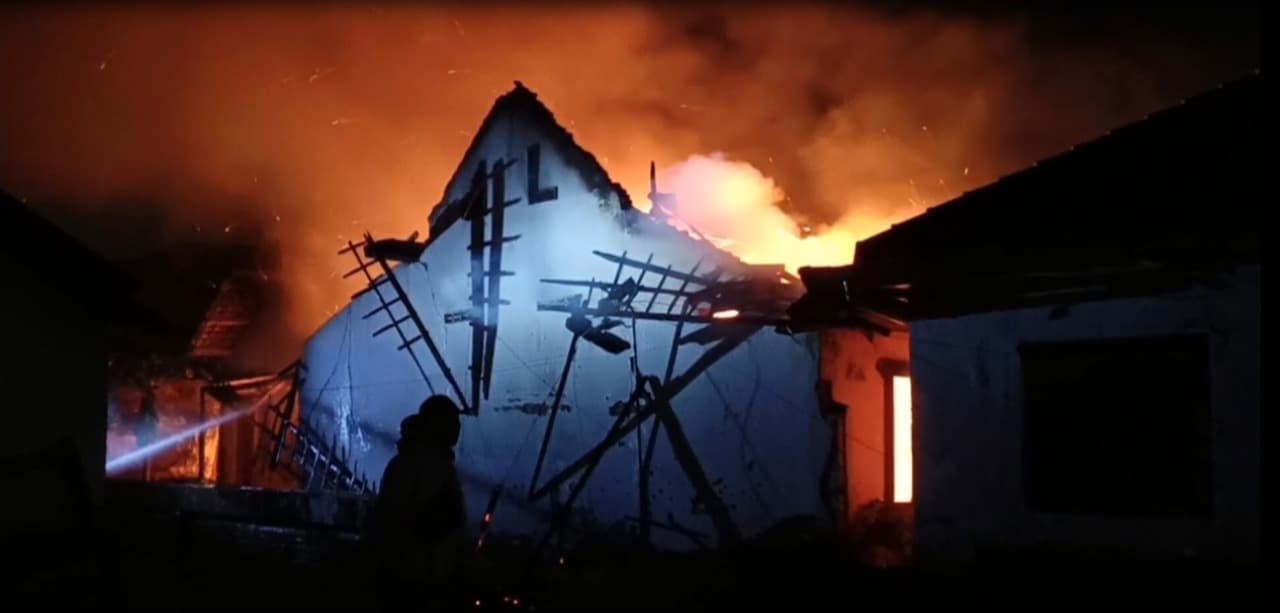 Rumah Ludes Terbakar Tengah Malam, Lansia Penderita Stroke di Kediri Tewas Terjebak Api