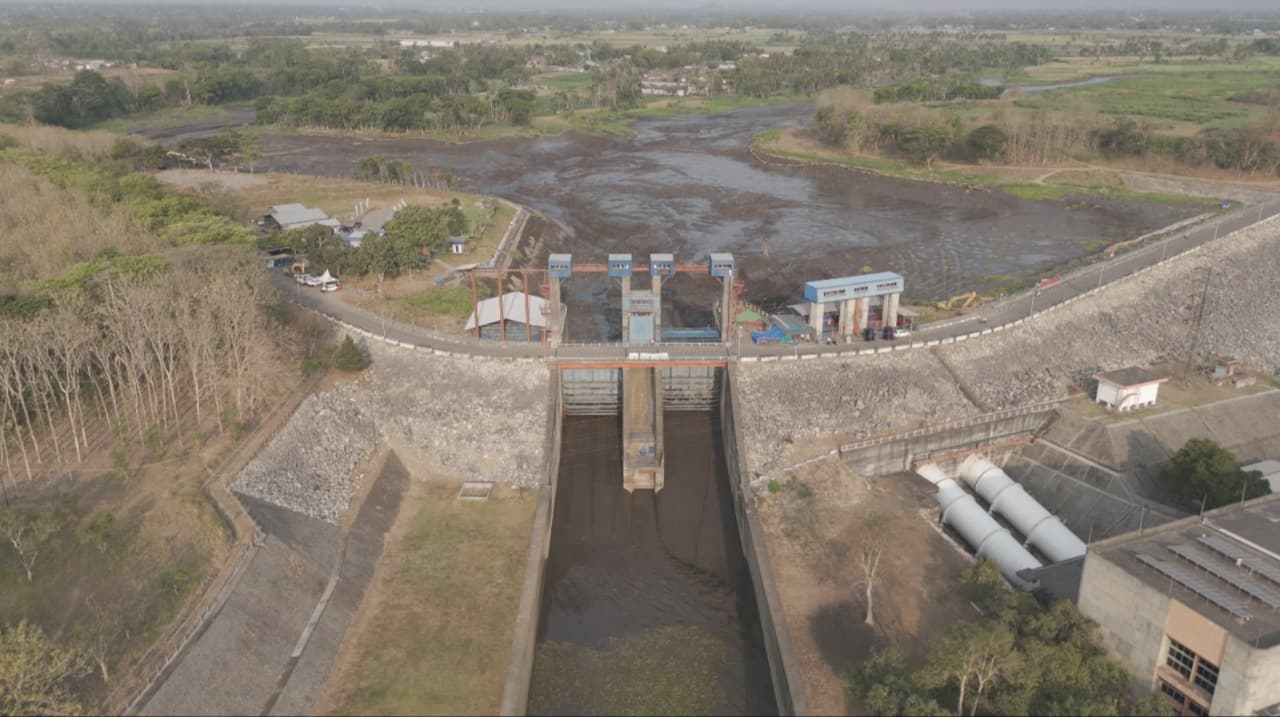 "Jaga Fungsi Waduk, PJT I Flushing Sengguruh"