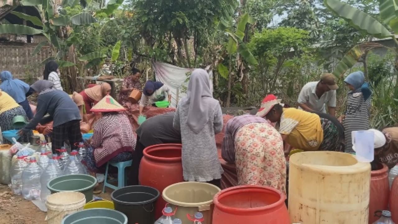 Warga Satu Kampung Rebutan Air Bersih