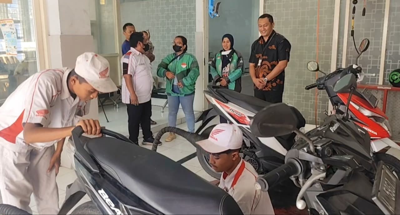 Semarakkan HUT ke-81 Jatim, SMK Krian 2 Sidoarjo Gelar Servis Sepeda Motor, Ganti Oli Gratis Hingga Berbagi Sembako Bagi Ojol dan Warga