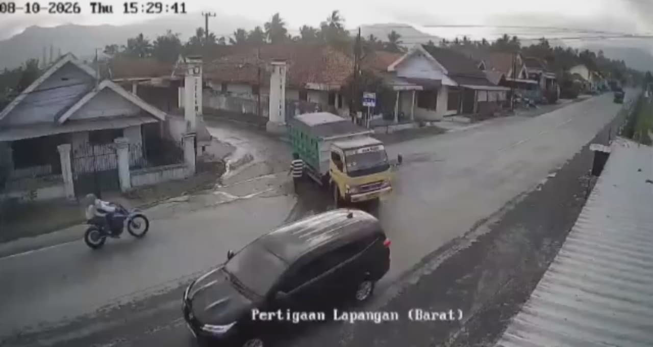 Detik-Detik Truk Pasir Rem Blong, Dua Tewas