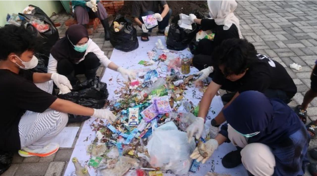 Satu Galon, Satu Langkah Hijau: Mengolah Sampah Organik Rumah Tangga Bersama Kampung Mitra HMTL ITS 2026