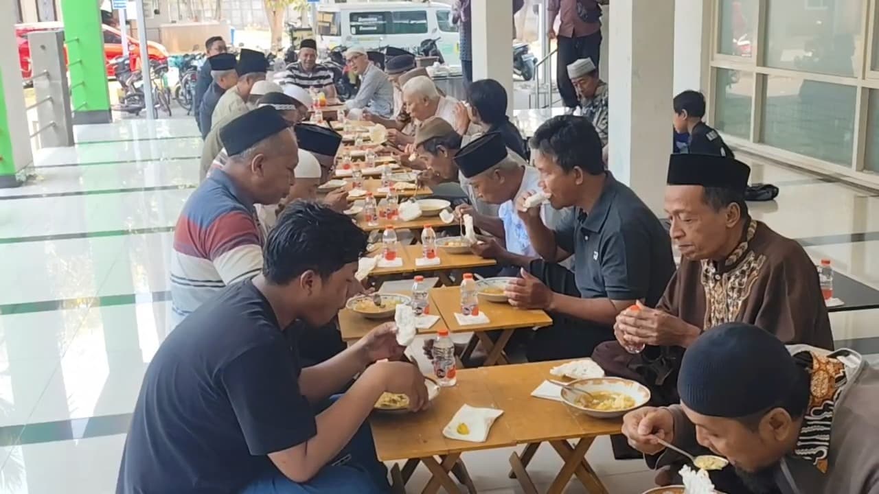 MAKSIFA Konsisten Berbagi Makan Siang Gratis untuk Duafa