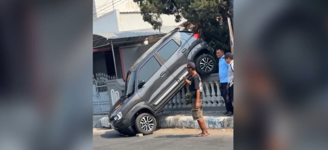 Salah Injak Pedal, Mobil Suzuki S-Presso Tersangkut di Atas Pagar Rumah di Jombang