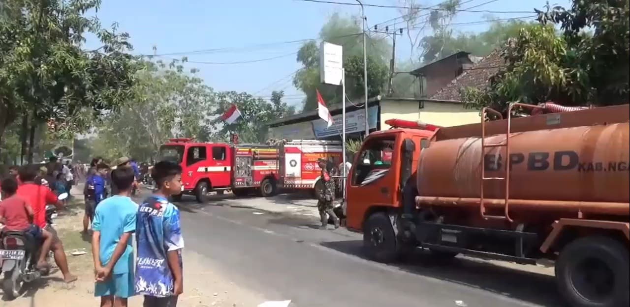 Gudang Sembako dan Aksesori HP di Ngawi Terbakar