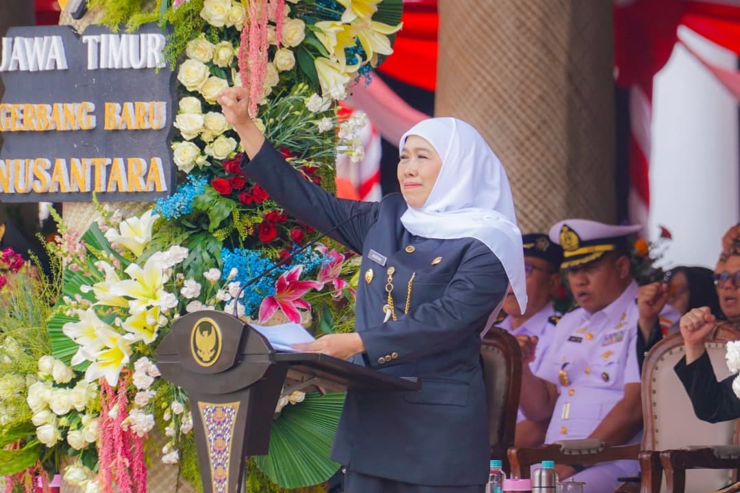 Gubernur Khofifah Sampaikan Keberhasilan Nawa Bhakti Satya Saat Pimpin Upacara Hari Jadi ke-81 Jatim di Grahadi