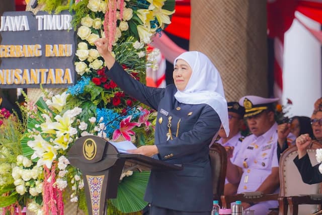 Gubernur Khofifah Sampaikan Keberhasilan Nawa Bhakti Satya Saat Pimpin Upacara Hari Jadi ke-81 Jatim di Grahadi