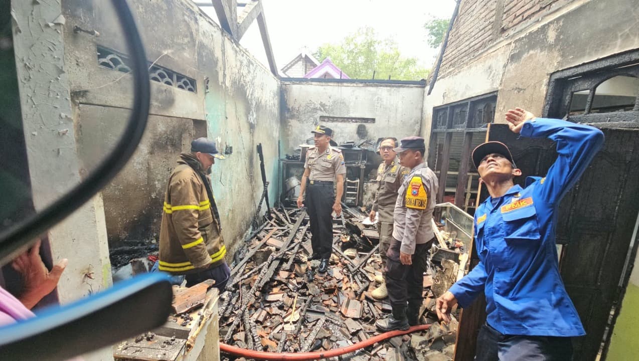 Ditinggal Bantu Hajatan, Rumah Warga di Tikung Lamongan Terbakar