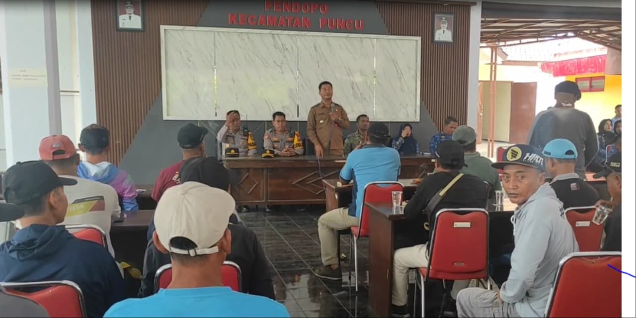 Tuntut Tambang Pasir PT EPAS Ditutup, Demo Ribuan Warga di Kantor Kecamatan Puncu Berakhir Kericuhan