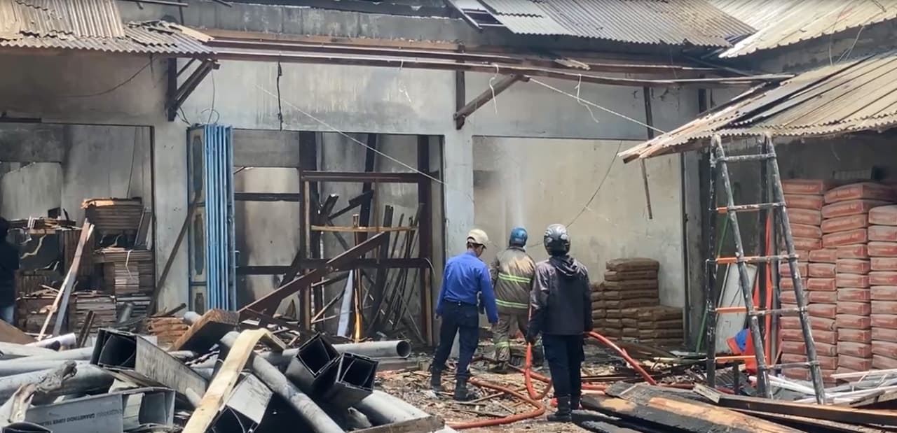 Bakar Sampah Sembarangan Berujung Petaka, Tiga Ruko Toko Bangunan di Blitar Ludes Terbakar Rugi Setengah Miliar
