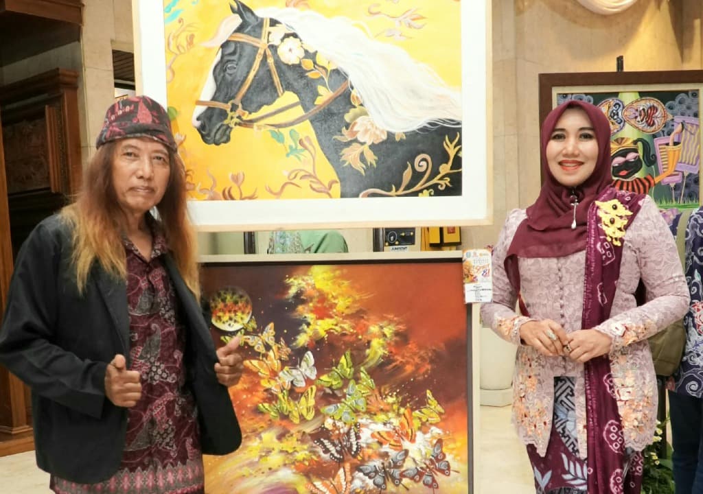 Senator Lia Apresiasi Karya Seniman Lukis di Rapat Paripurna Hari Jadi ke-81 Jatim