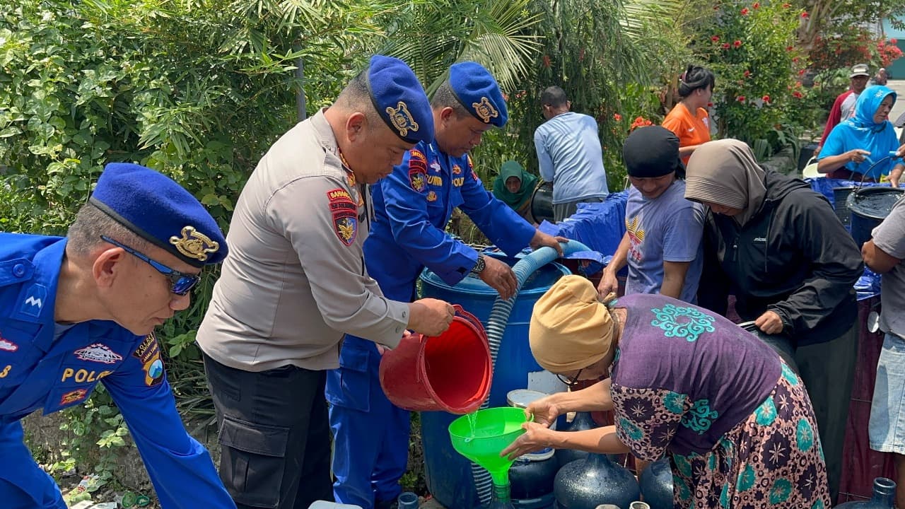 Satpolairud Polres Lamongan Salurkan Bantuan Air Bersih untuk Warga Desa Tlogoretno