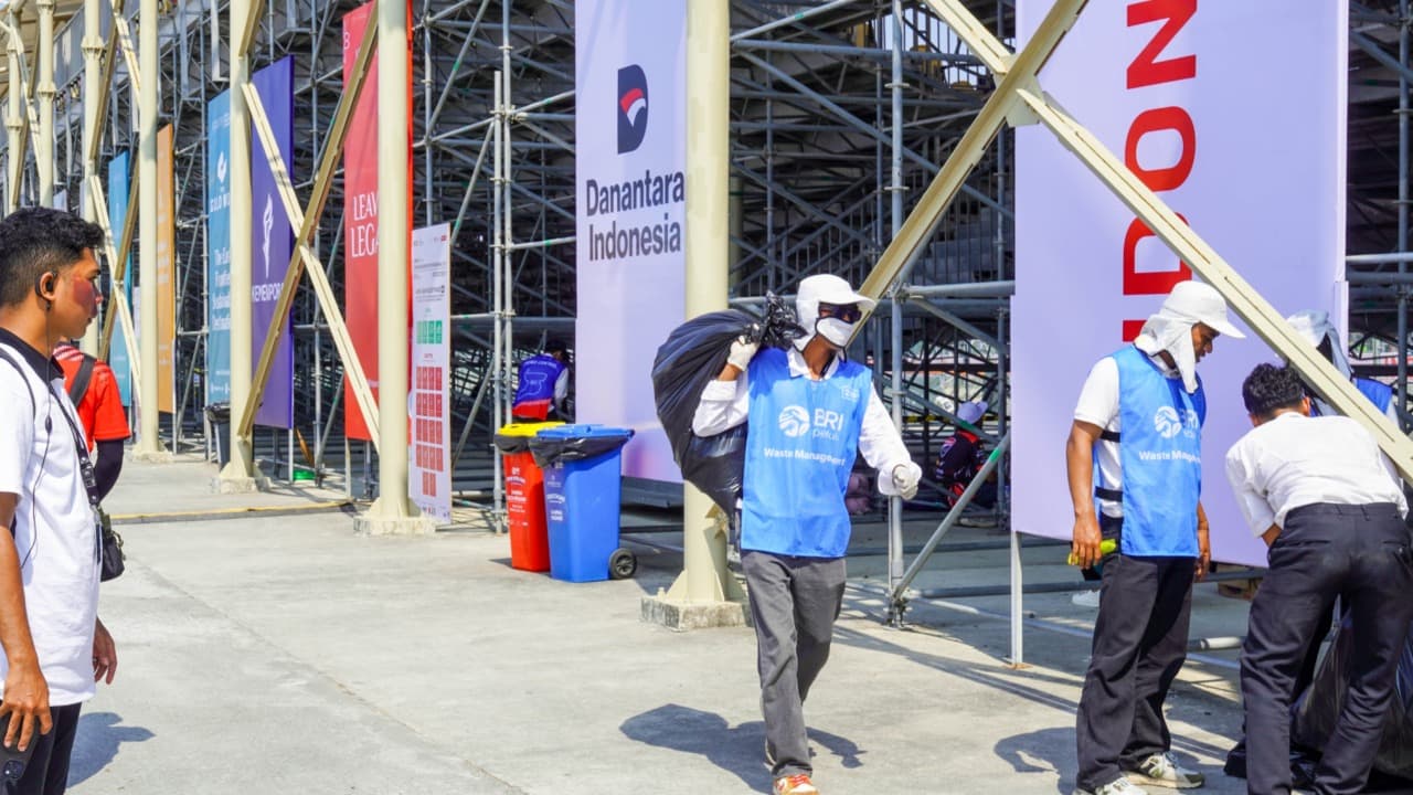 Tak Hanya Seru di Sirkuit, Ratusan Relawan BRI Peduli Jaga Kebersihan di Balik Meriahnya MotoGP Mandalika