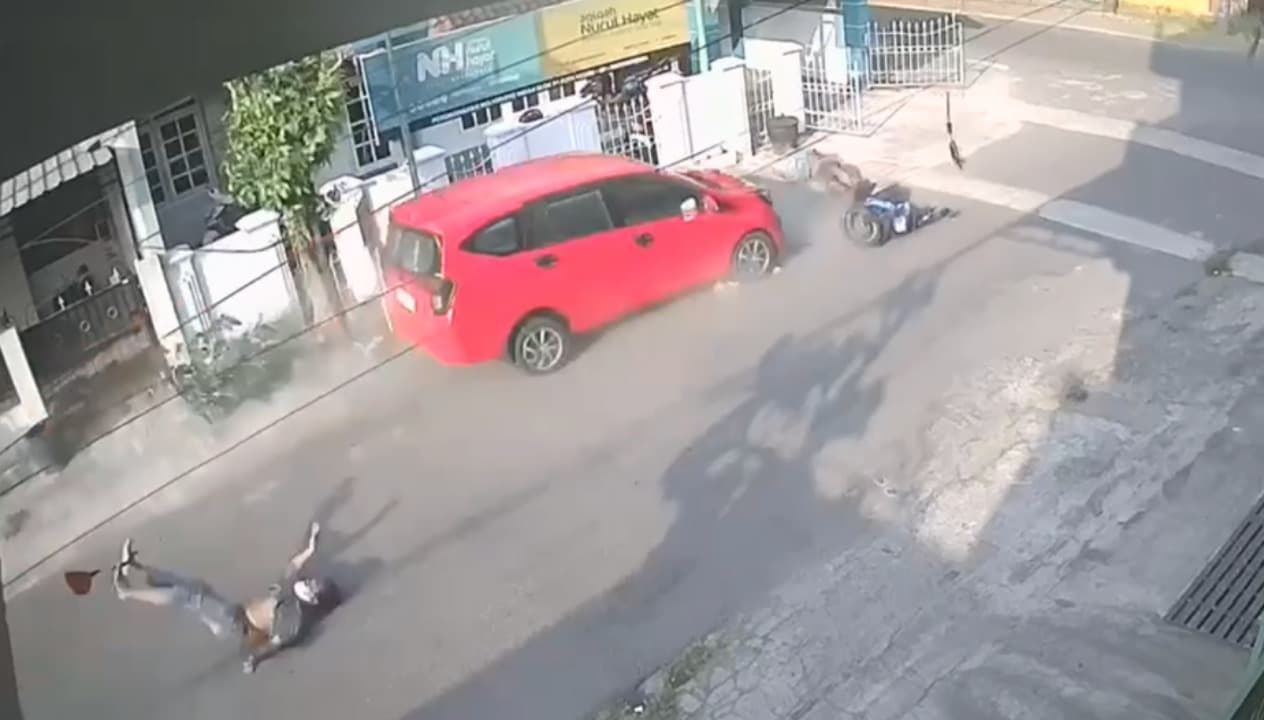Dua Pencuri Emas Modus COD di Kediri Dihantam Mobil Suami Korban