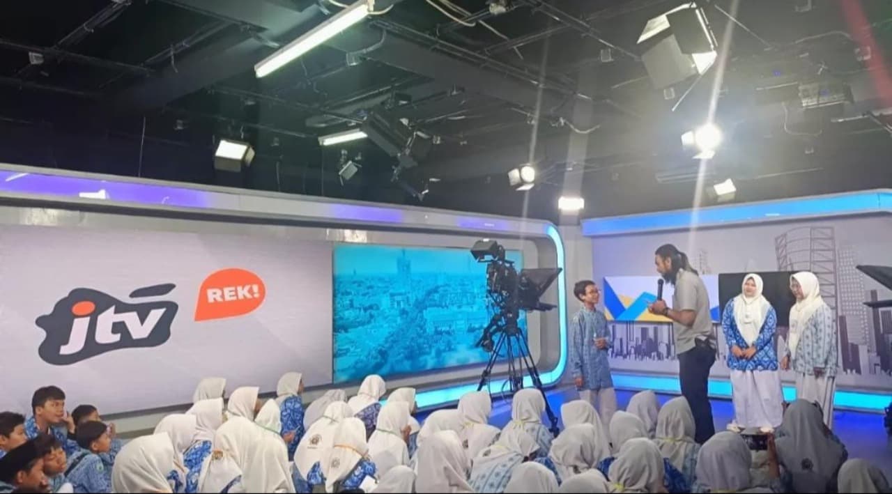 Siswa SMP Muhammadiyah 7 Paciran Belajar Dunia Broadcasting di JTV